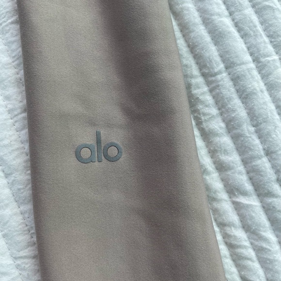 ALO Yoga Tan Leggings - Picture 3 of 9